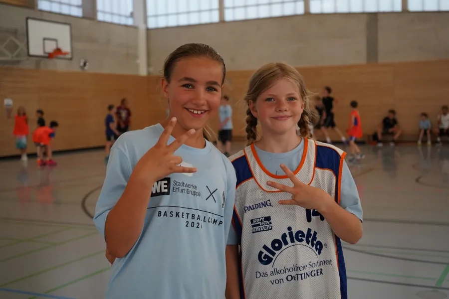 Zwei Teilnehmerinnen beim SWE Basketballcamp 2026