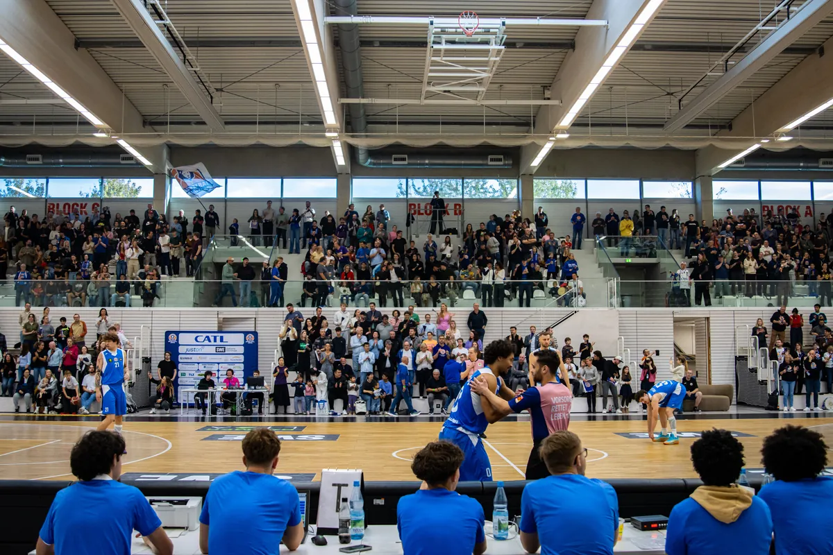 Volle Riethsporthalle beim Heimspiel der Basketball Löwen Erfurt, Zuschauer auf den Rängen