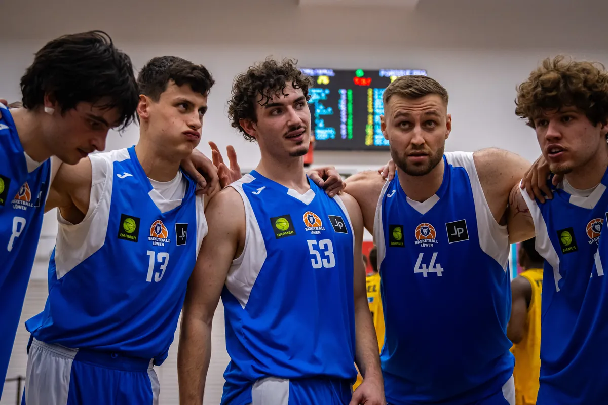 Das Team der Basketball Löwen Erfurt im Kreis nach dem Spiel