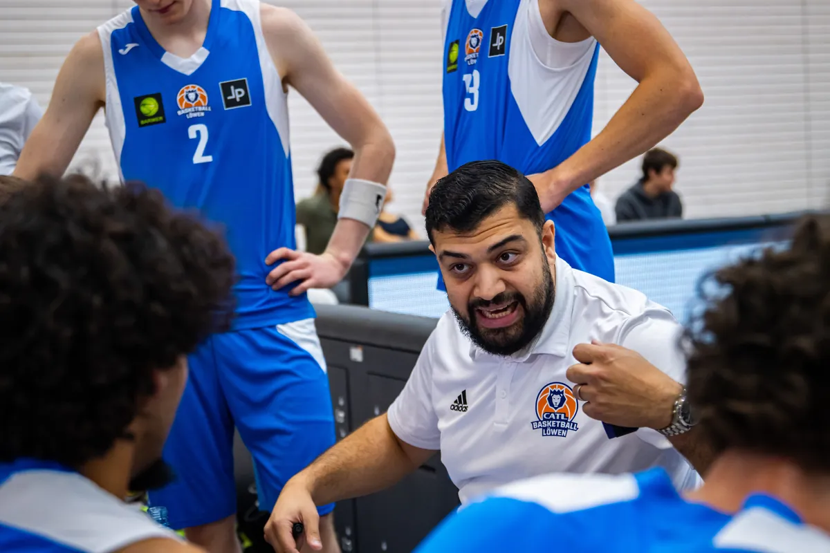 Trainer erklärt dem Team in der Auszeit die nächsten Spielzüge