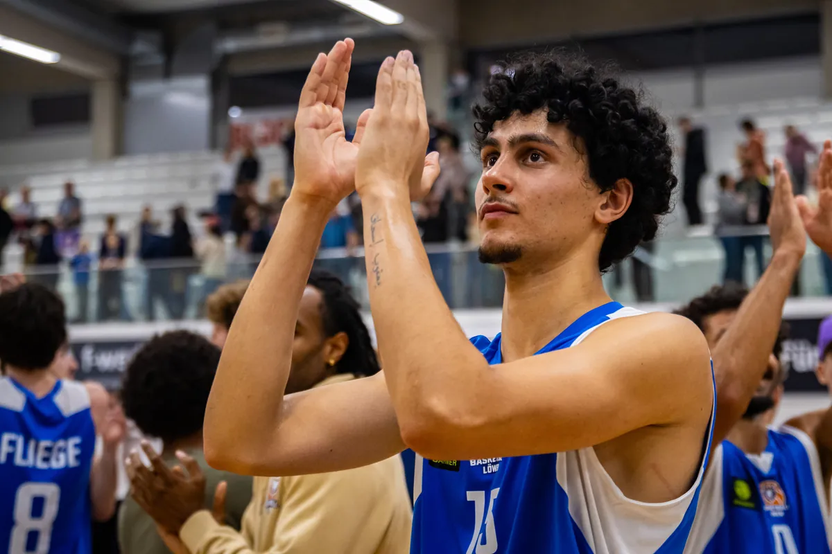 Spieler der Basketball Löwen Erfurt klatscht zu den Fans