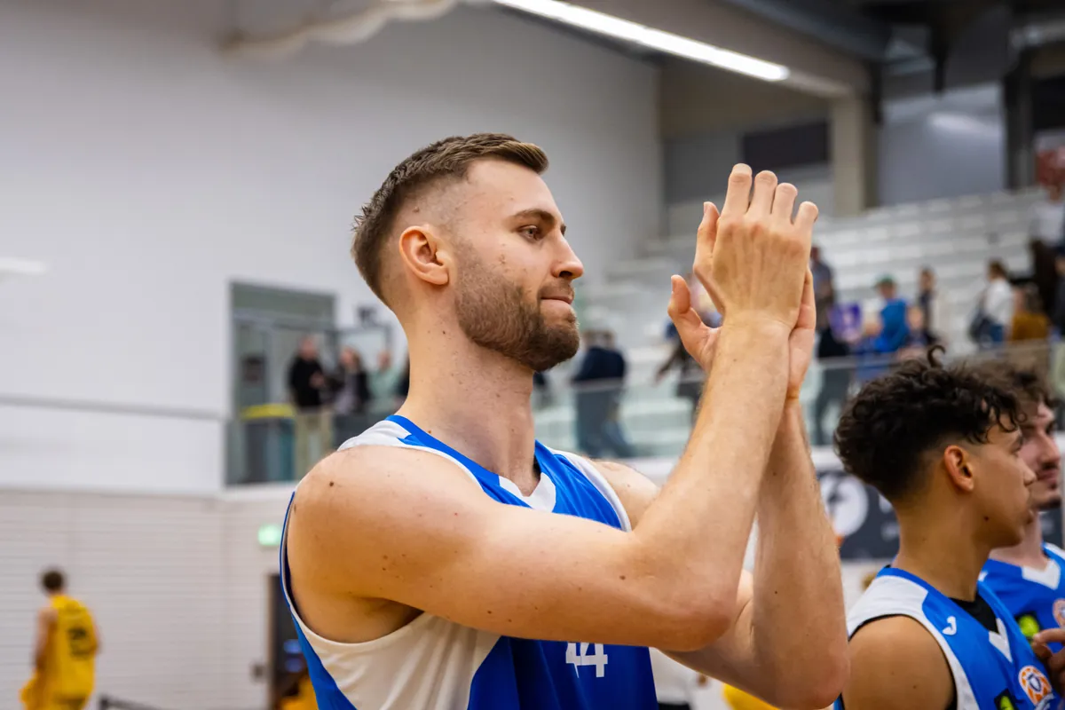 Spieler bedankt sich mit Applaus bei den Zuschauern