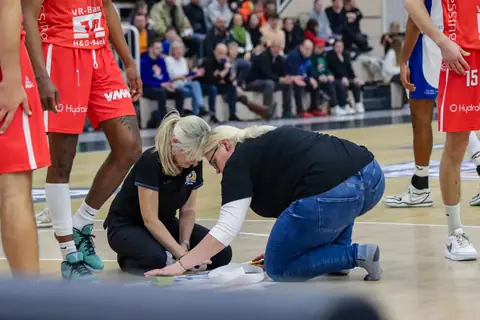 Ehrenamtliche markieren die Linien auf dem Spielfeld