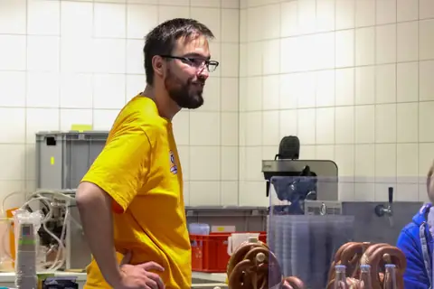 Ehrenamtlicher am Getränkestand