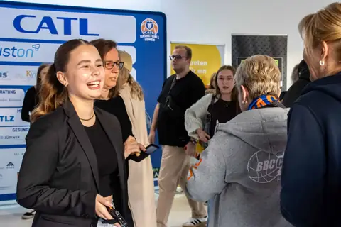 Ehrenamtliche beim Empfang einer Veranstaltung