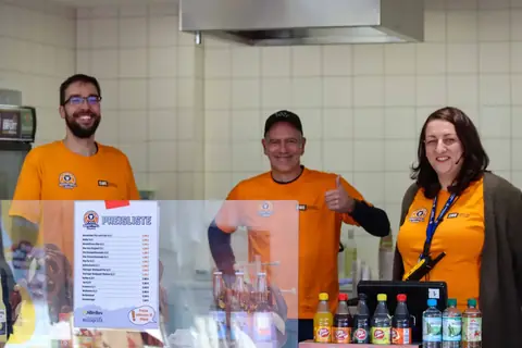 Ehrenamtliche am Imbiss-Stand