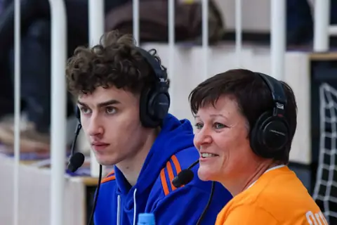 Ehrenamtliche am Livestream-Tisch mit Headset