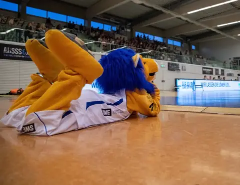 Unser Maskottchen mit einem Helfer