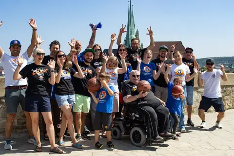 Die Fanclub-Mitglieder jubeln mit erhobenen Armen auf dem Petersberg