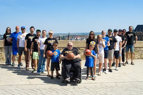 Fangruppe auf der Mauer des Petersbergs mit Blick über Erfurt