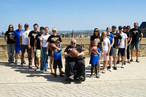 Fans mit Basketbällen auf dem Petersberg, dahinter die Domspitzen