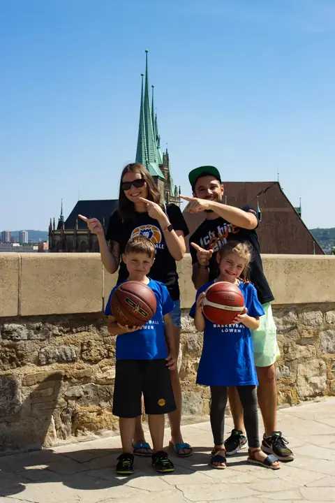 Familie mit zwei Kindern und Basketbällen, im Hintergrund der Erfurter Dom