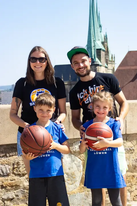 Nahaufnahme: zwei Kinder halten Basketbälle in den Händen