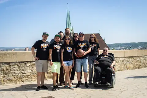 Kleine Fangruppe mit Basketball vor der Domspitze