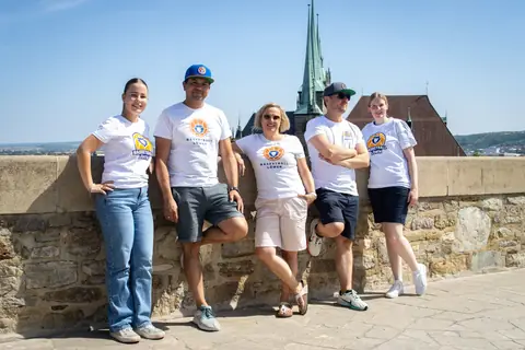 Fans lehnen entspannt an der Mauer des Petersbergs