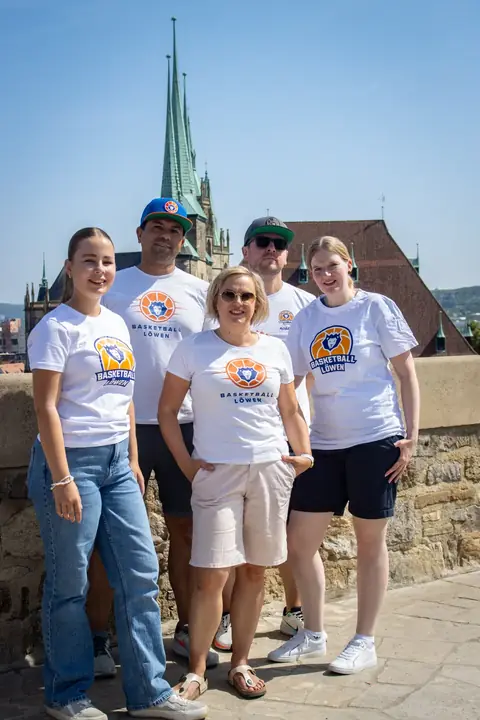 Fünf Fans in weißen Löwen-Shirts vor dem Erfurter Panorama