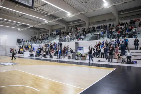 Fans der Basketball Löwen feiern in der Riethsporthalle