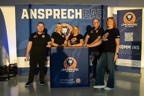 Fans im Foyer der Riethsporthalle bei der Saisoneröffnung