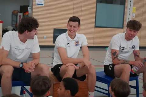 Profispieler im Gespräch mit Teilnehmenden
