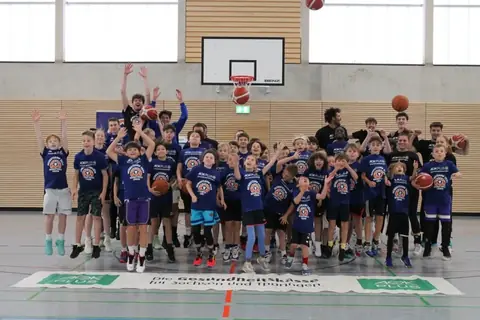 Jubel in der Gruppe beim Basketballcamp