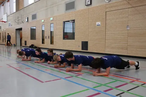 Plank-Übung in der Reihe