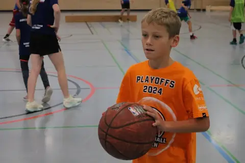 Teilnehmer mit Basketball