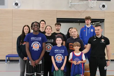 Teamfoto mit Trainer:innen