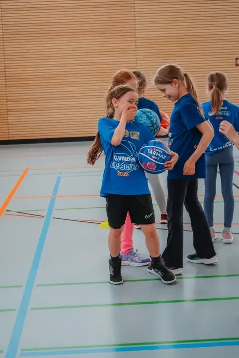 Teilnehmerinnen mit Basketball beim QUNDIS Girlscamp 2026