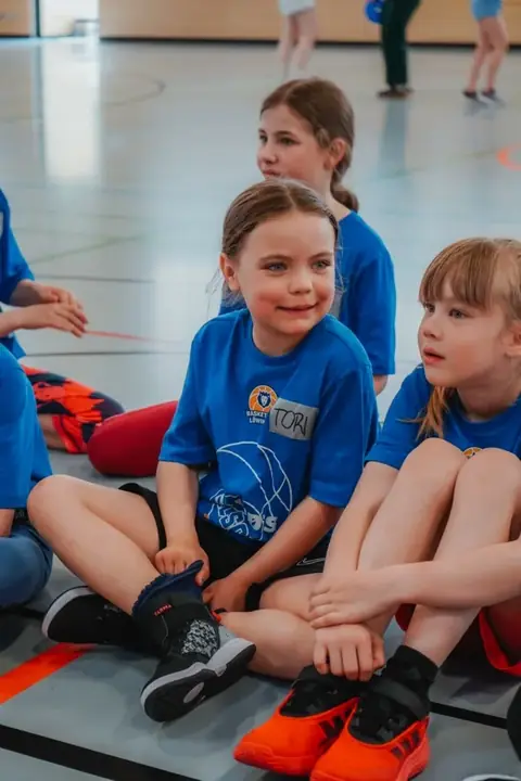 Teilnehmerinnen sitzen zusammen beim QUNDIS Girlscamp 2026