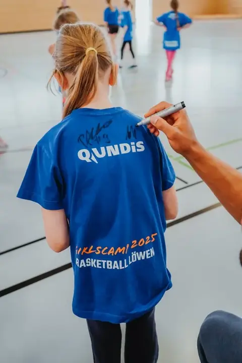 Trikot-Unterschrift beim QUNDIS Girlscamp 2026