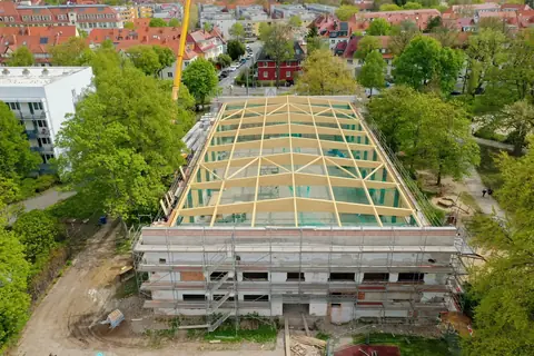 Luftaufnahme der Dachkonstruktion im Rohbau