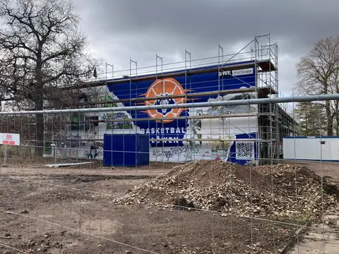Gebäudeaußenansicht mit Gerüst