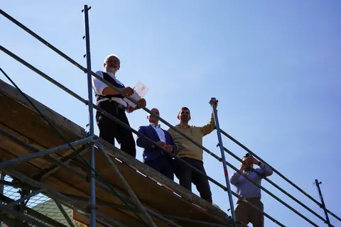 Richtkranz wird auf dem Gerüst angebracht