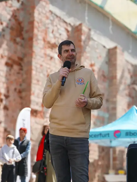 Ansprache beim Richtfest vor der Rohbauwand