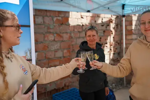 Anstoßen beim Richtfest vor dem Rohbau