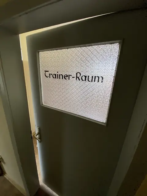Zwei Personen begutachten die Sporthalle