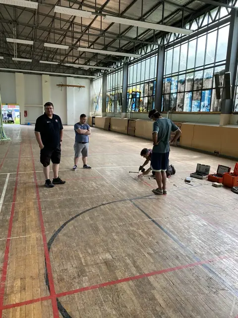 Person in der Sporthalle im Innenausbau