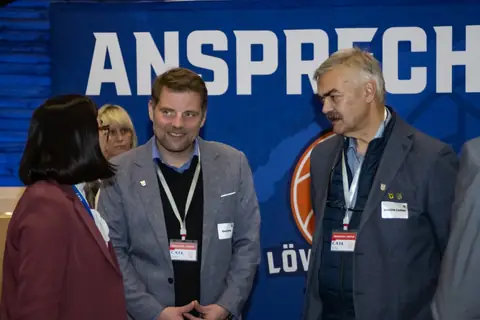 Gäste im Gespräch an der Ansprechbar