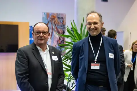 Zwei Gäste im Gespräch und guter Stimmung