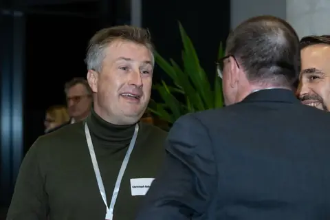 Gäste in angeregter Gesprächsrunde