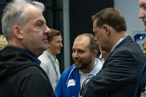 Gruppe von Gästen im Netzwerk-Gespräch