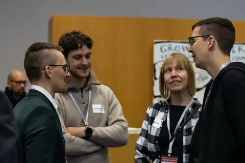 Gäste tauschen sich in kleiner Runde aus