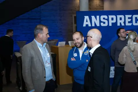 Gäste vor der AnsprechBar im Gespräch
