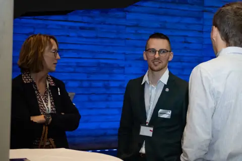 Gäste im Gespräch in stimmungsvollem Licht