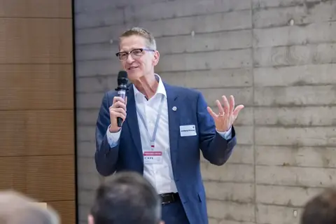 Vortrag auf der Bühne beim Alley-Oop