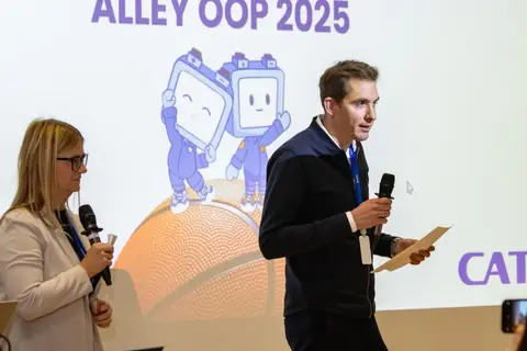 Zwei Vortragende auf der Alley-Oop-Bühne