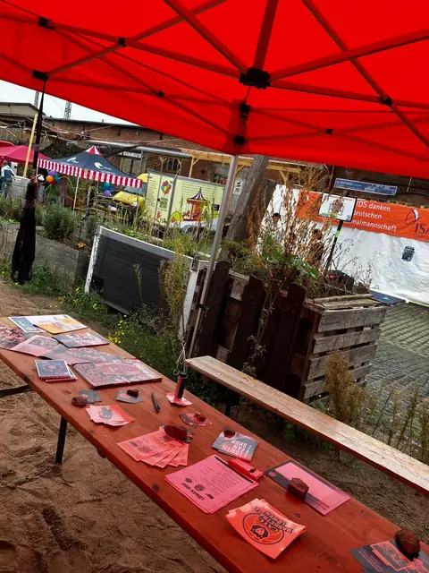 Infostand der Basketball Löwen mit Flyern und Fanartikeln beim Kinderfest am Zughafen
