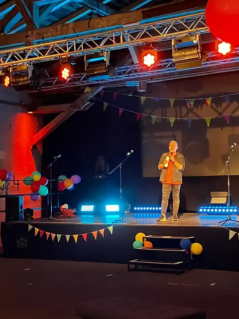 Bühnenprogramm in der Festhalle des Zughafens