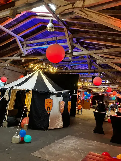 Festlich geschmückte Halle beim Kinderfest am Zughafen
