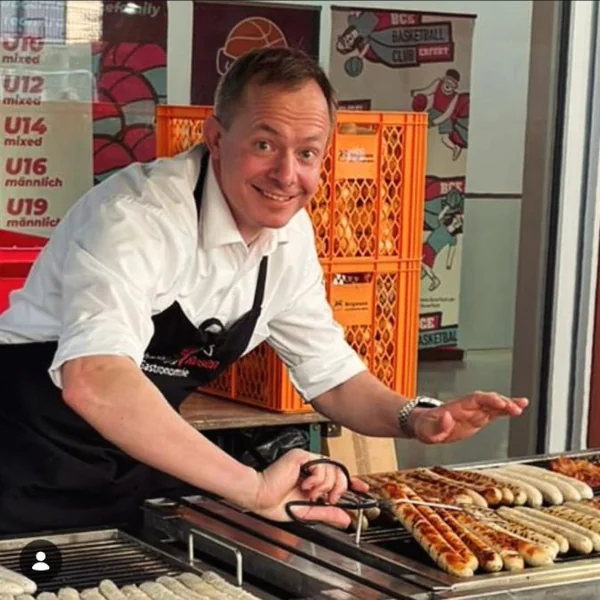 André Grenzdörffer am Grill bei einem Jugend-Event